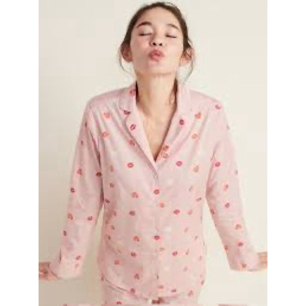 Old Navy Hearts & Kisses Pajama Top